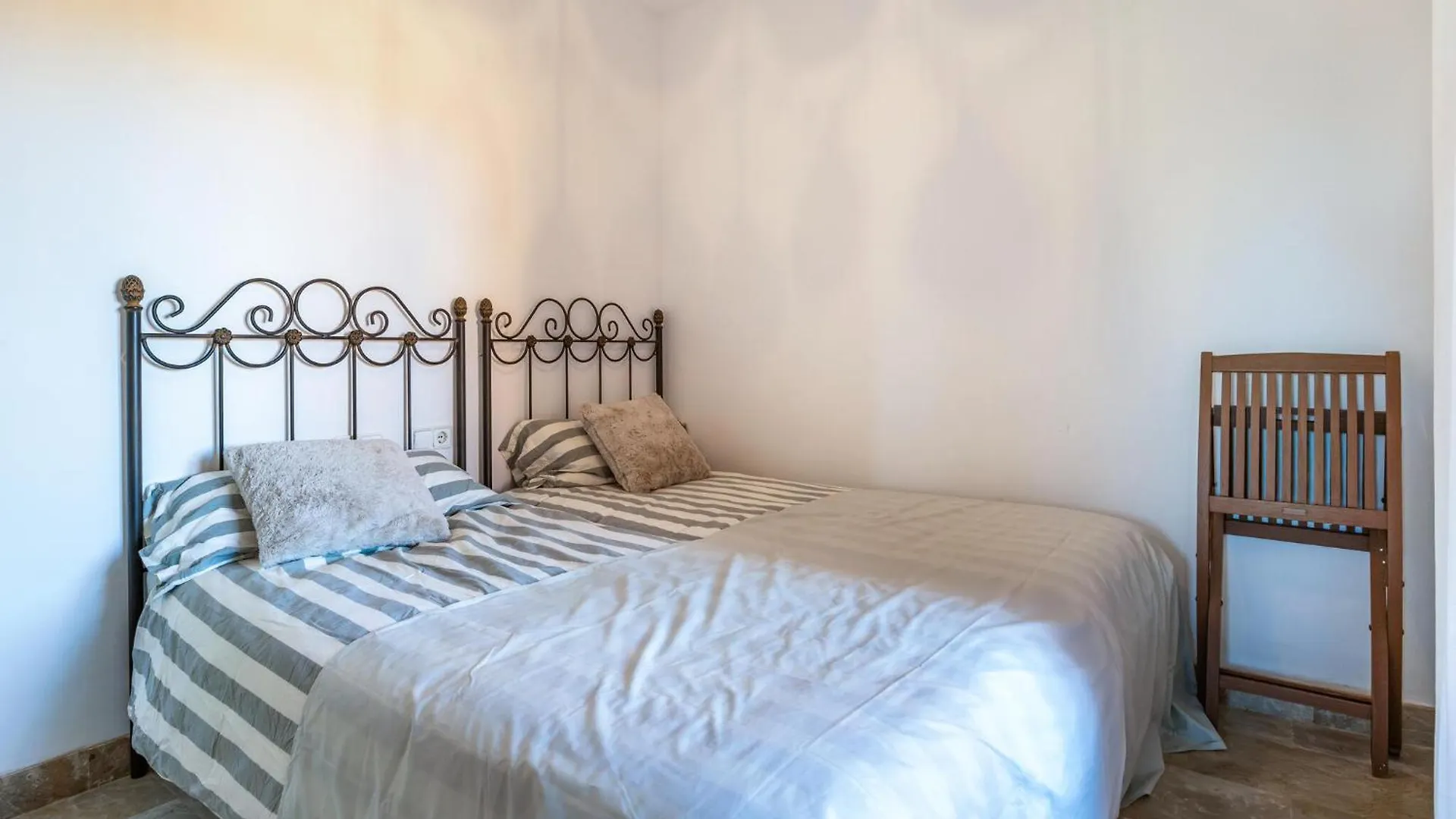 Beautiful Home In Estepona With Wifi